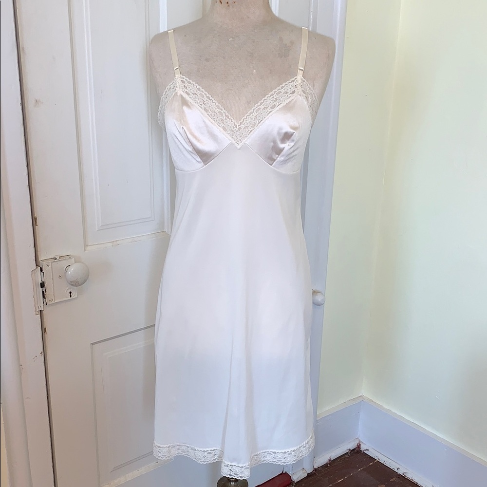 Vintage Vanity Fair Off White Full Slip Adjustable Straps Lace Trim Size 36"